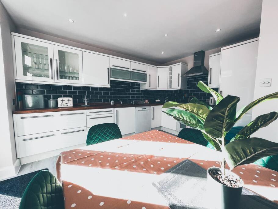 Modern 3 Ground Floor Parking And Garden Apartment Bournemouth Exterior foto
